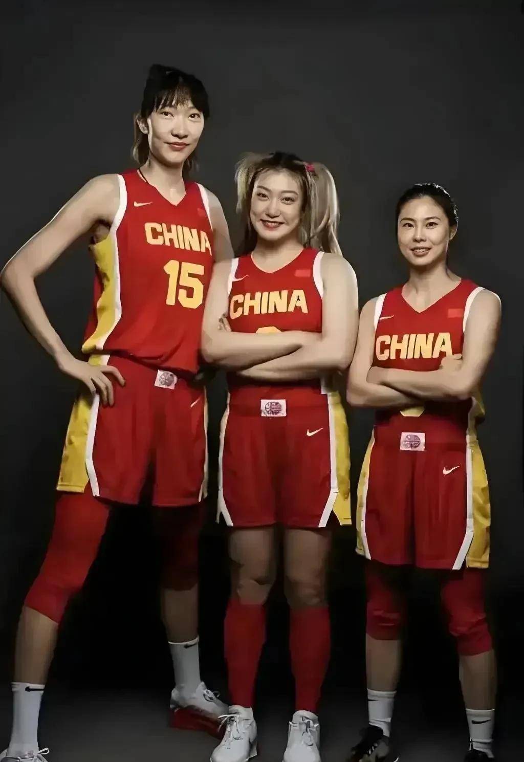 阿富汗女篮队员团结合作，迎接挑战