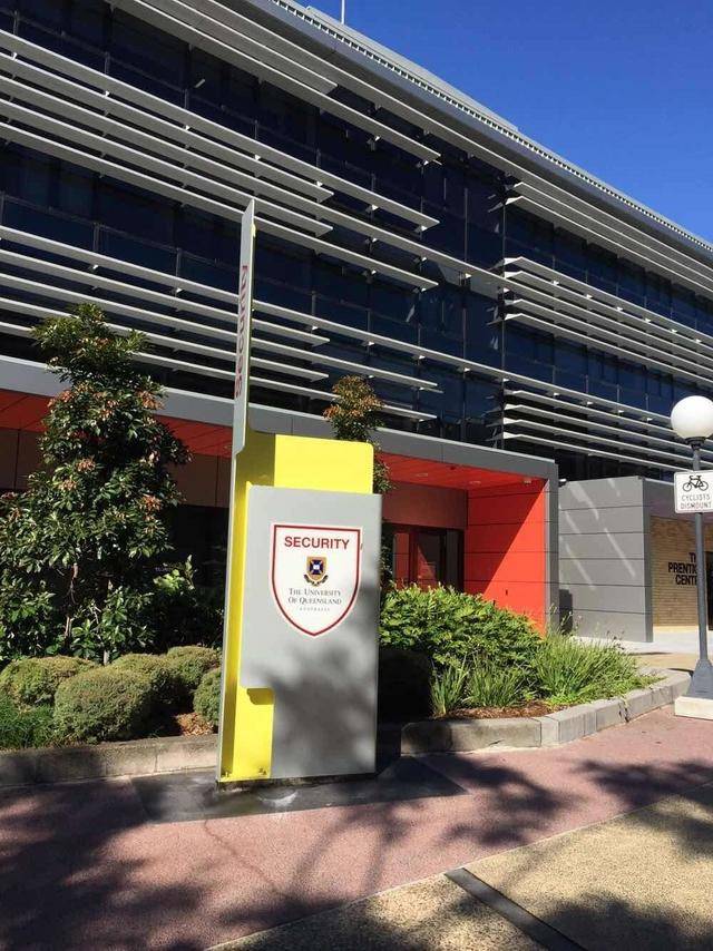 包含印度尼西亚足球俱乐部因财务问题频遭罚款的词条